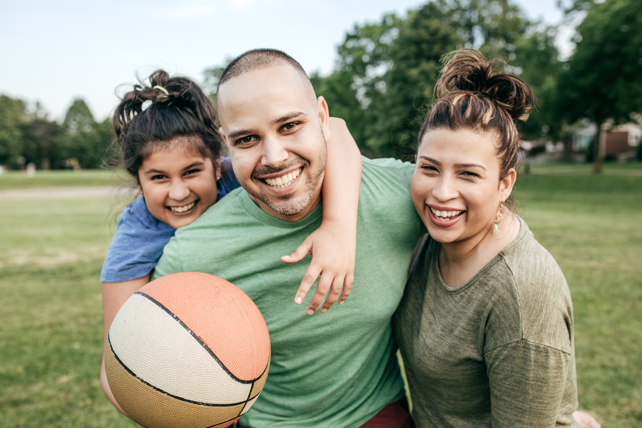 latino-family-outside