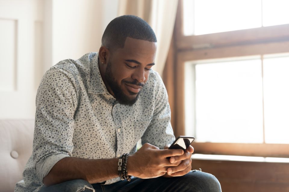 man-on-phone-es