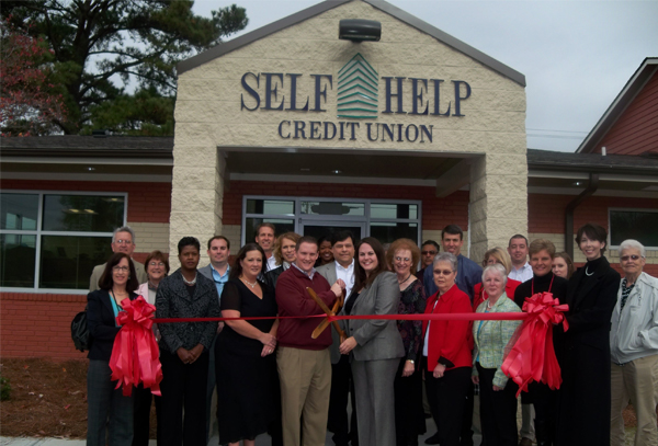 Ribbon cutting at New Kinston Branch